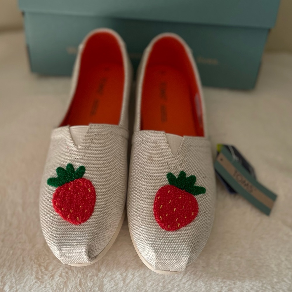 🌟NWT🌟 Toms Alpargata Strawberry Slip-on NEVER WORN BRAND NEW 🍓